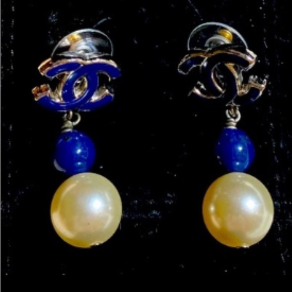 SALE ✅ Authentic Chanel Iconic pair with CC logo blue enamel and Pearl Earrings - Picture 3 of 10